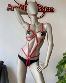 Vücudu Saran Kırmızı Deri Body Harness