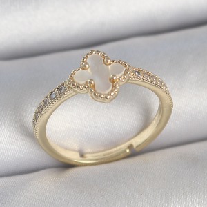Pirinç Gold Renk Zirkon Taşlı Beyaz Mineli Yonca Model Ayarlanabilir Kadın Yüzük