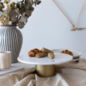 Akayev Mermer 28 Cm Metal Ayaklı Beyaz Yuvarlak Sunum Tabağı