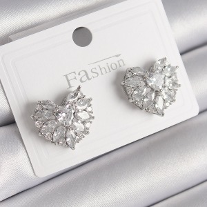 Pirinç Gümüş Renk Zirkon Taşlı Kalp Model Kadın Küpe