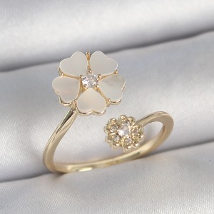 Pirinç Gold Renk Beyaz Mineli Çiçek Model Zirkon Taş Detay Kadın Yüzük