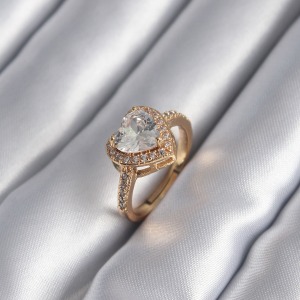 Pirinç Gold Renk Zirkon Taşlı Kalp Charm Model Kadın Yüzük