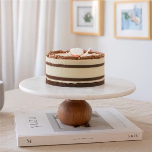 Akayev Mermer 28 Cm Ahşap Ayaklı Beyaz Yuvarlak Sunum Tabağı