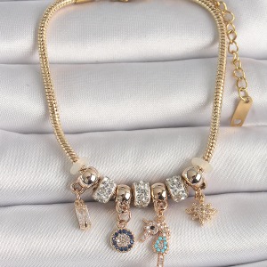 Pirinç Gold Renk Zincir Sallantı Zirkon Taşlı Deniz Atı Figür Nazar Boncuk Detay Kadın Bileklik