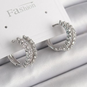 Pirinç Gümüş Renk Zirkon Taşlı Halka Model Kadın Küpe