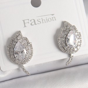 Pirinç Gümüş Renk Zirkon Taşlı Yaprak Model Kadın Küpe