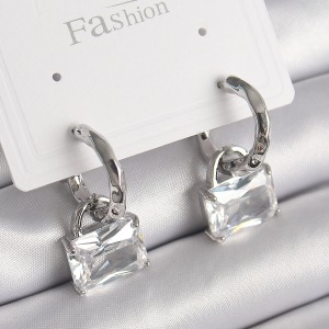 Pirinç Gümüş Renk Sallantı Zirkon Taşlı Çanta Model Kadın Küpe