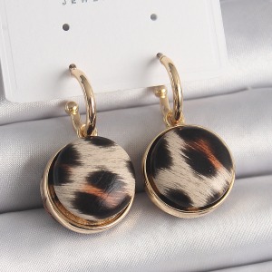 Pirinç Gold Renk Leopar Desenli Daire Model Kadın Küpe