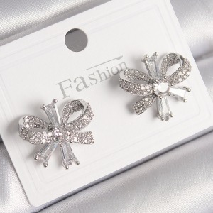 Pirinç Gümüş Renk Zirkon Taşlı Fiyonk Model Kadın Küpe