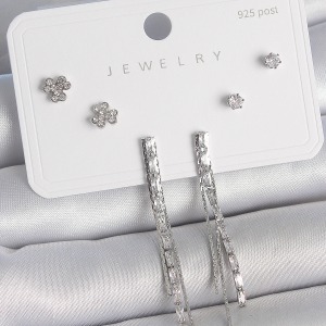 Pirinç Gümüş Renk Su Yolu Zirkon Taşlı Sallantı Model Çiçek Detay 925 Ayar Gümüş Çivi Kadın Küpe Seti