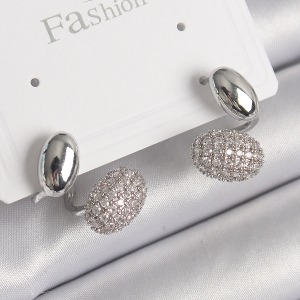 Pirinç Gümüş Renk Zirkon Taşlı Bombeli Model Kadın Küpe