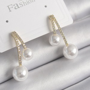 Pirinç Gold Renk Zirkon Taşlı Sarkıt Model İnci Detay Kadın Küpe