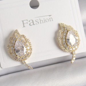 Pirinç Gold Renk Zirkon Taşlı Yaprak Model Kadın Küpe