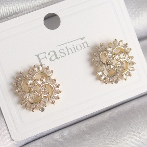 Pirinç Gold Renk Zirkon Taşlı Yonca Model Kadın Küpe