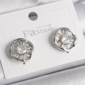 Pirinç Gümüş Renk Zirkon Taşlı Yonca Model Kadın Küpe