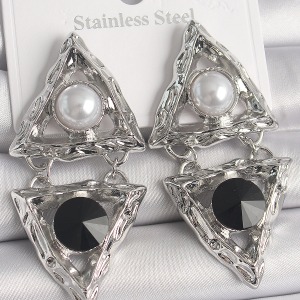 Pirinç Gümüş Renk Sallantı Üçgen Model İnci Detay Kadın Küpe