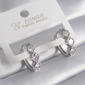 Pirinç Gold Renk Zirkon Taşlı Kalp Detay Kadın Küpe