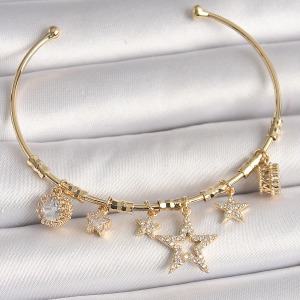 Pirinç Gold Renk Sallantı Zirkon Taşlı Yıldız Model Kalp Detay Charm Kadın Bileklik