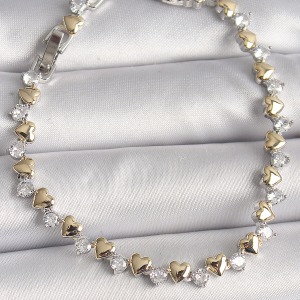 Pirinç Gümüş Renk Zirkon Taşlı Gold Kalpli VIP Seri Kadın Bileklik