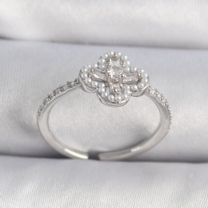 Pirinç Gümüş Renk Zirkon Taşlı Yonca Model İnci Detay Kadın Yüzük