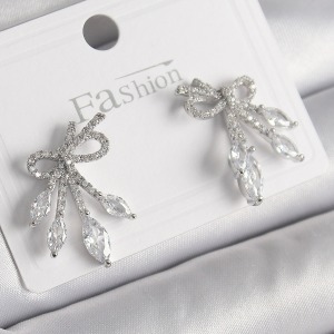 Pirinç Gümüş Renk Zirkon Taşlı Düğüm Model Damla Zirkon Taşlı Kadın Küpe