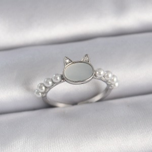 Pirinç Gümüş Renk Ayarlanabilir Beyaz Mineli Kedi Model İnci Detay Kadın Yüzük
