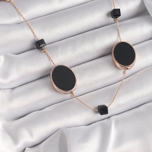 Pirinç Gold Renk Siyah Renk Oval Siyah Küp Detay Kadın Kolye