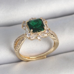 Pirinç Gold Renk Zirkon Taşlı Yeşil Kare Tektaş Model Kadın Yüzük