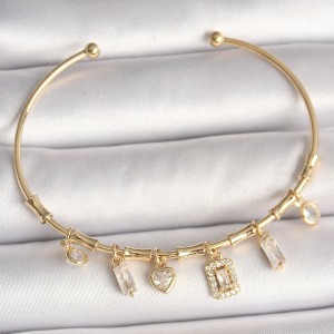 Pirinç Gold Renk Sallantı Zirkon Taşlı Kare Figür Kalp Detay Charm Kadın Bileklik