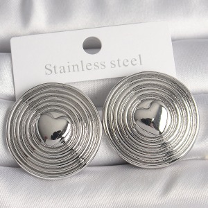 Pirinç Gümüş Renk Kalp İşlemeli Daire Plaka Model Kadın Küpe