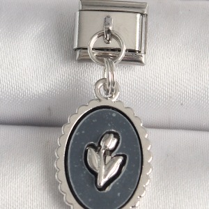 316L Çelik Gümüş Renk Çiçek İşlemeli Siyah Portre Model Nomination Charm