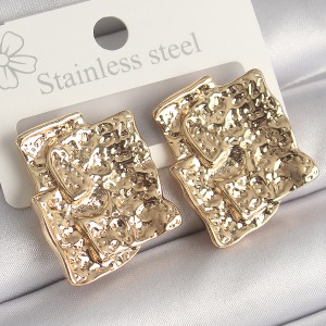 Pirinç Gümüş Renk İşlemeli Kare Plaka Model Kadın Küpe