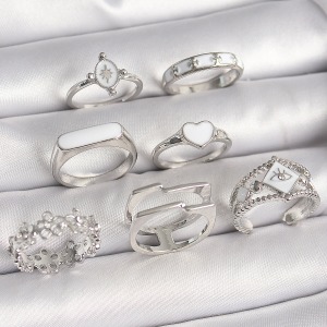 Pirinç Gümüş Renk Beyaz Mineli Kalp Çiçek Detay Kadın Yüzük Kombin