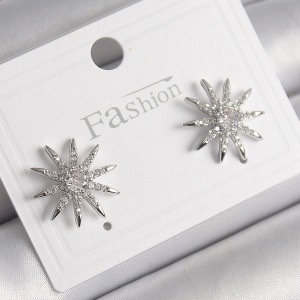 Pirinç Gümüş Renk Zirkon Taşlı Yıldız Model Kadın Küpe