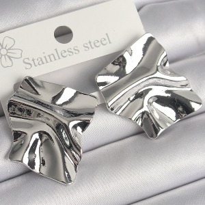 Pirinç Gümüş Renk İşlemeli Kare Plaka Model Kadın Küpe