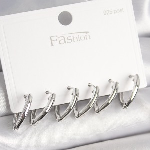 925 Ayar Gümüş Çivi Pirinç Gümüş Renk Üçgen Model Kadın Küpe Seti