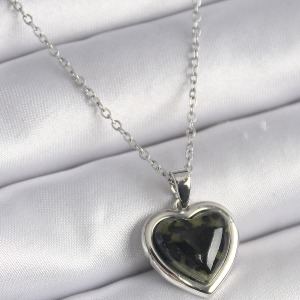 316L Çelik Gümüş Renk Yeşil Mineli Kalp Model Kadın Kolye