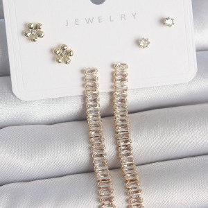 Pirinç Gold Renk Su Yolu Zirkon Taşlı Sallantı Model Çiçek Detay 925 Ayar Gümüş Çivi Kadın Küpe Seti