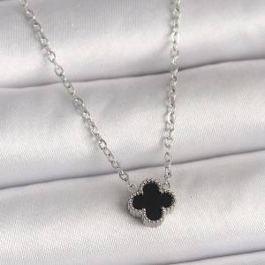 316L Çelik Gümüş Renk Siyah Yonca Model Kadın Kolye