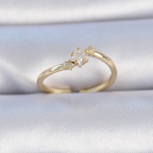 Pirinç Gold Renk Beyaz Çiçek Model Zirkon Taş Detay Kadın Yüzük