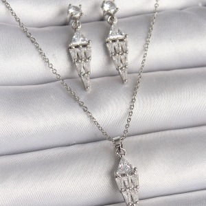 316L Çelik Gümüş Renk Zincir Sallantı Zirkon Taş Model Kadın Kolye Küpe Seti