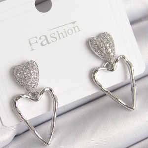 Pirinç Gümüş Renk Zirkon Taşlı Kalp Model Kadın Küpe