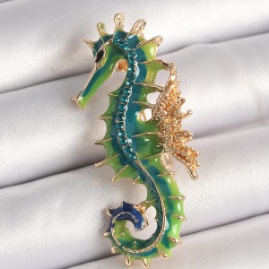 Pirinç Gold Renk Yeşil Deniz Atı Model Zirkon Taş Detay Kadın Broş