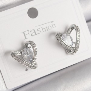 Pirinç Gümüş Renk Zirkon Taşlı Kalp Model Kadın Küpe