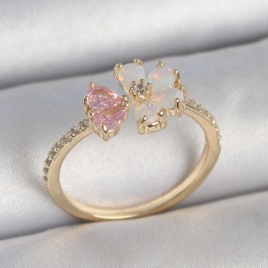 Pirinç Gold Renk Beyaz Mineli Pembe Zirkon Taşlı Çiçek Model Kadın Yüzük