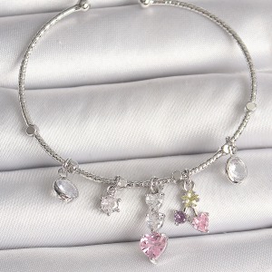 Pirinç Gümüş Renk Sallantı Zirkon Taşlı Kalp Figür Charm Kadın Bileklik