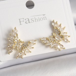 Pirinç Gold Renk Zirkon Taşlı Kelebek Model Kadın Küpe