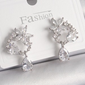 Pirinç Gümüş Renk Zirkon Taşlı Çiçek Model Sallantı Damla Detay Kadın Küpe