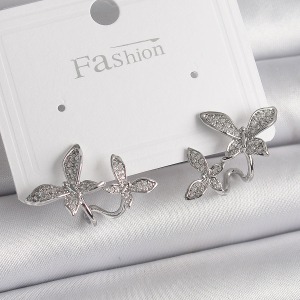Pirinç Gümüş Renk Zirkon Taşlı Kelebek Model Kadın Küpe