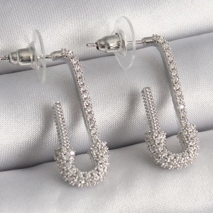 Pirinç Gümüş Renk Zirkon Taşlı Çengelli İğne Model Kadın Küpe